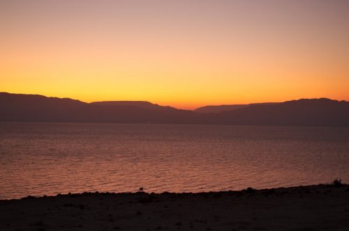 Slunce vychází u Mrtvého moře